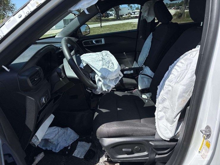 2020-ford-explorer-image-12
