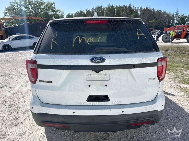 2016-ford-explorer-image-27