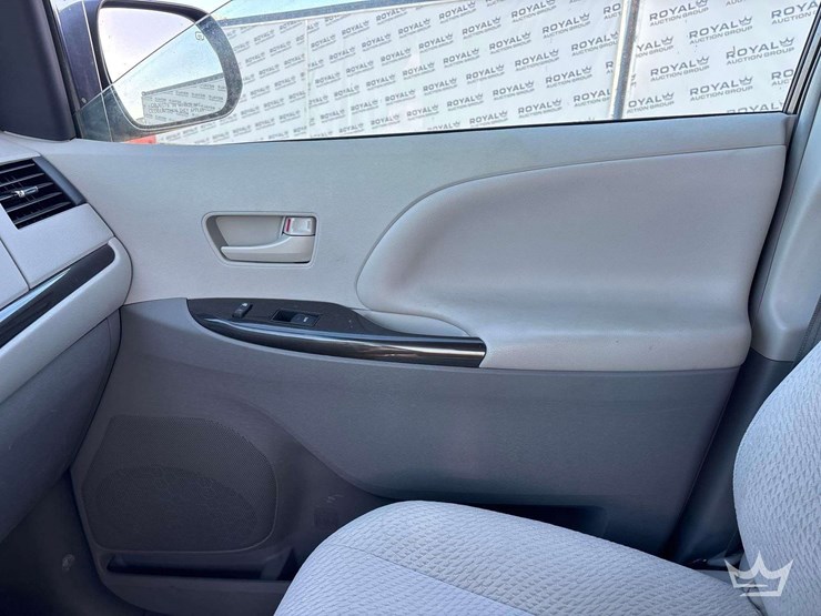 2013-toyota-sienna-image-19