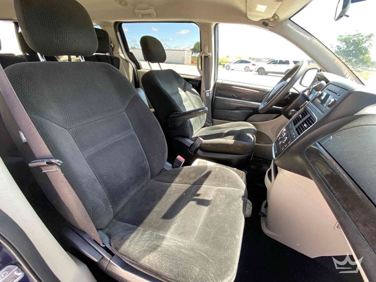 2016-dodge-grand-caravan-image-23