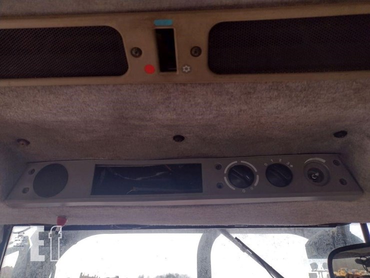 2002-massey-ferguson-4233-image-11