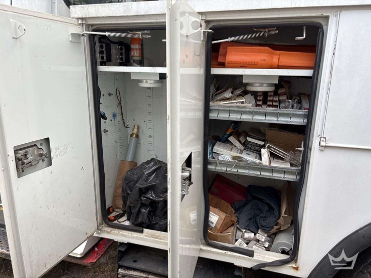 2010-freightliner-m2-106-image-28