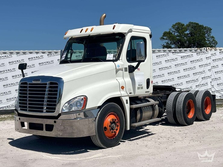 2012-freightliner-cascadia-125-image-1