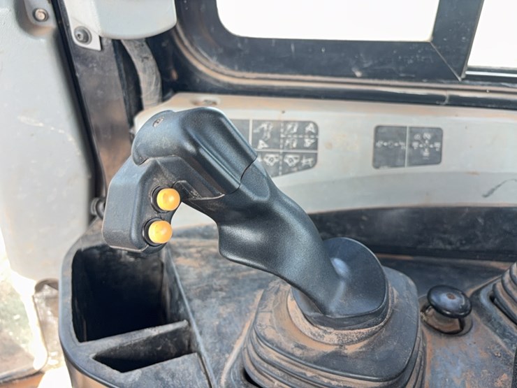 2016-caterpillar-d6t-image-18