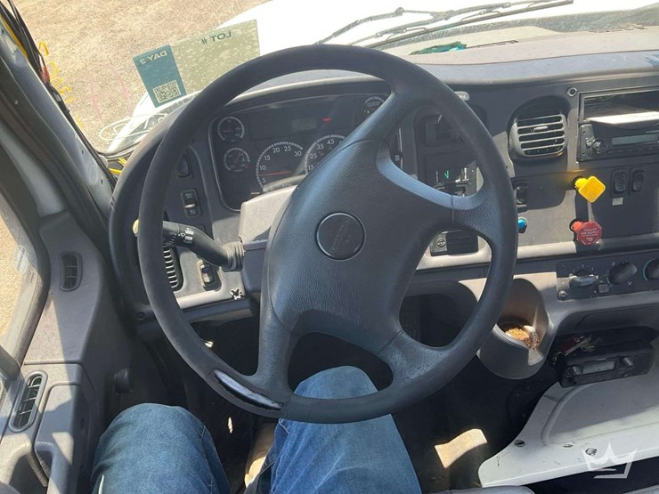 2015-freightliner-m2-106-image-47