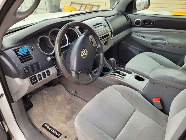 2010-toyota-tacoma-sr5-image-13
