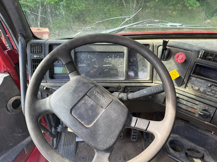 1999-volvo-vn-image-38