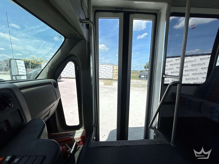 2013-ford-e450-image-19