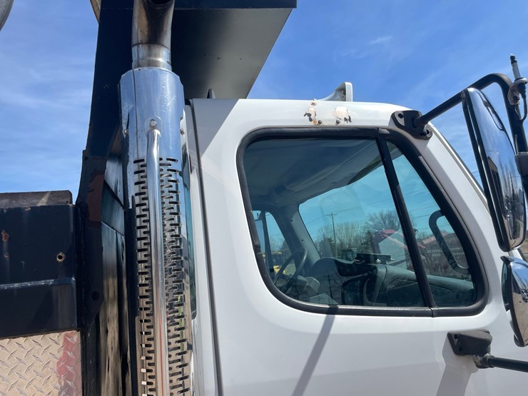 #4015-•-2004-freightliner-dump-truck-(has-wi-title)-image-32