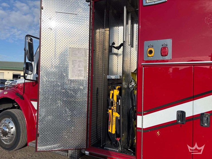 2015-freightliner-m2-106-image-27