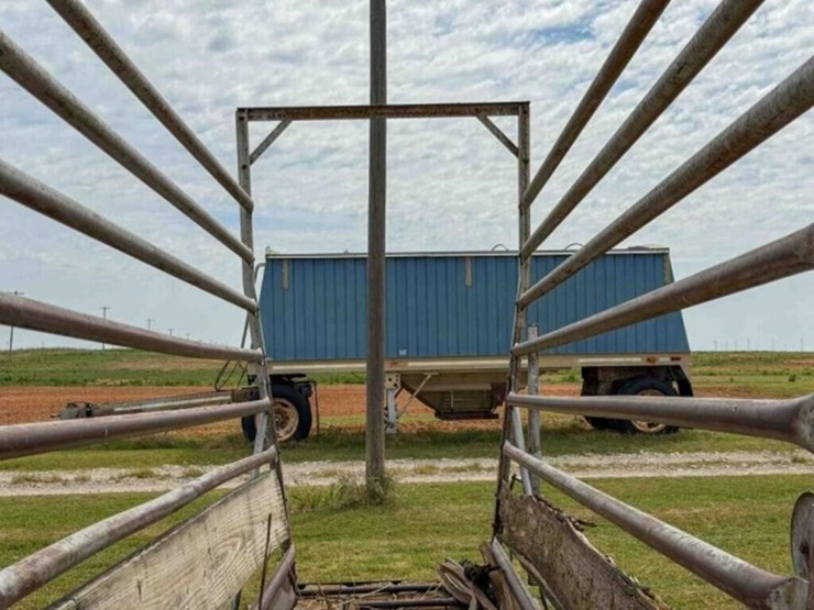 portable-livestock-loading-chute-image-5