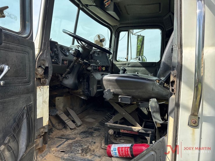 1999-mack-rd690s-image-15