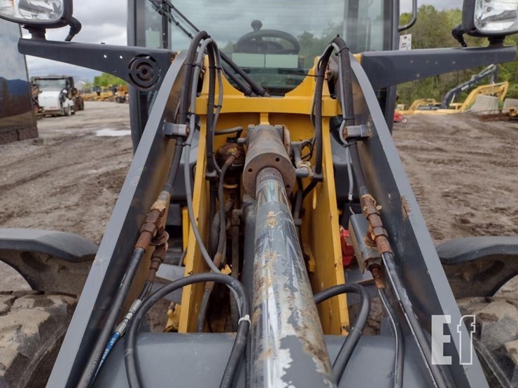 deere-204l-image-28