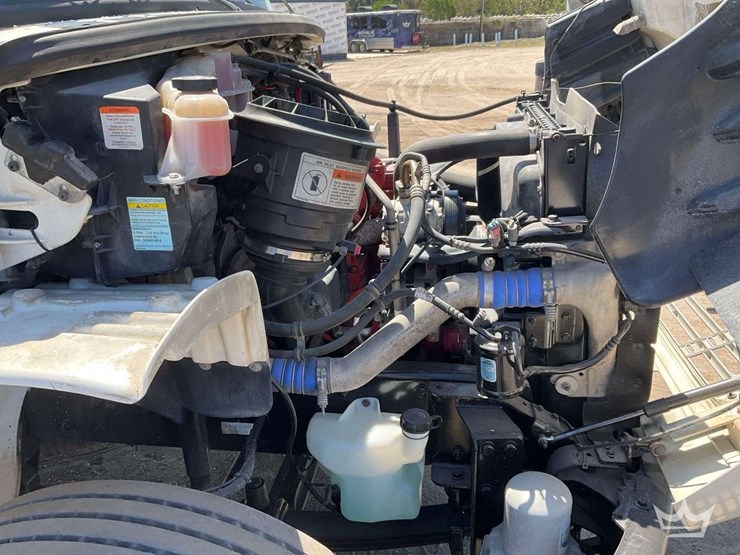 2016-freightliner-m2-106-image-8