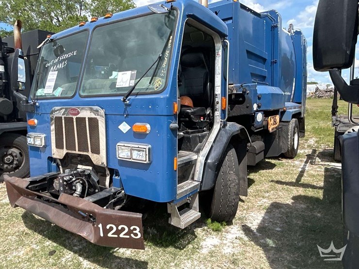 2017-peterbilt-320-image-1