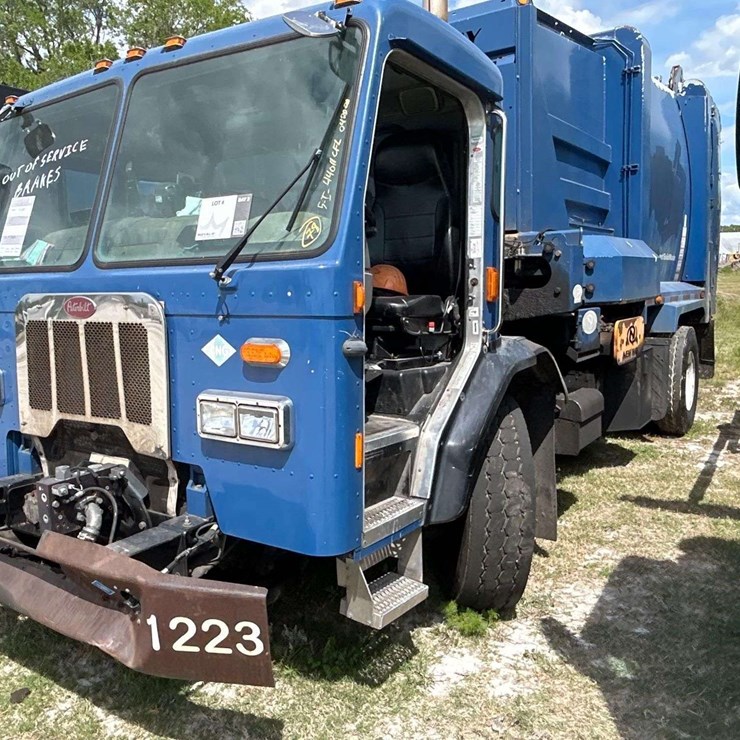 2017 PETERBILT 320