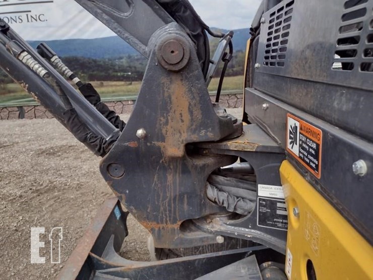 2021-deere-26g-image-24