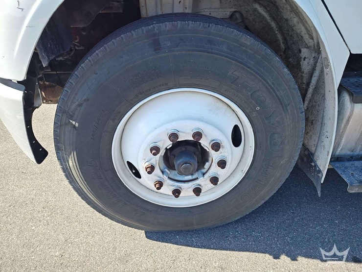 2016-freightliner-m2-106-image-37
