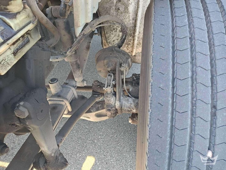 2016-freightliner-m2-106-image-36