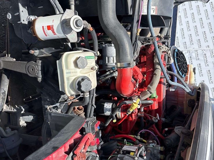 2015-freightliner-m2-106-image-11