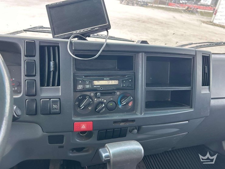 2015-isuzu-npr-image-15