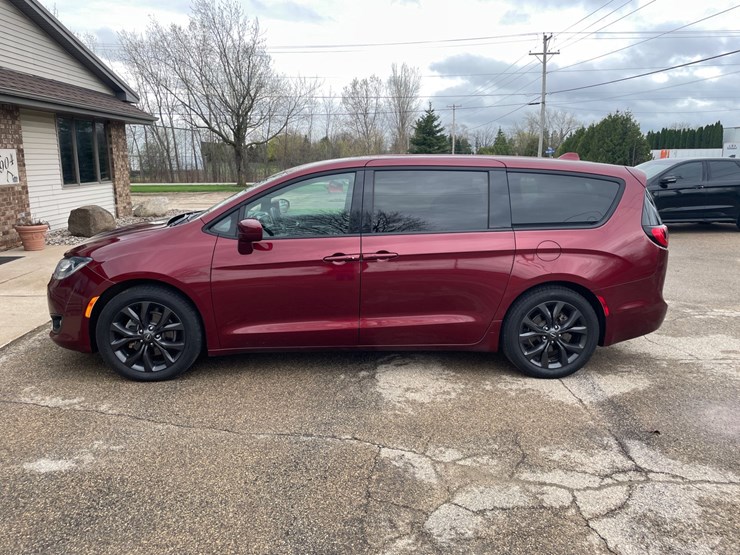 2018-chrysler-pacifica-image-8