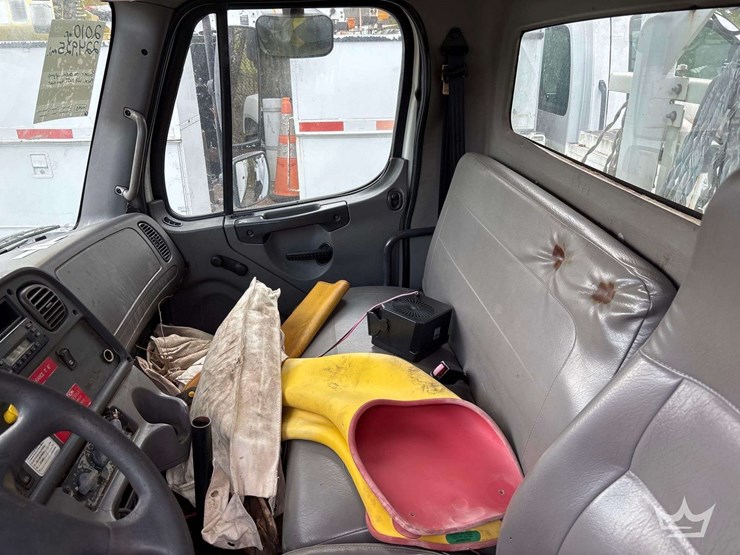 2010-freightliner-m2-106-image-45