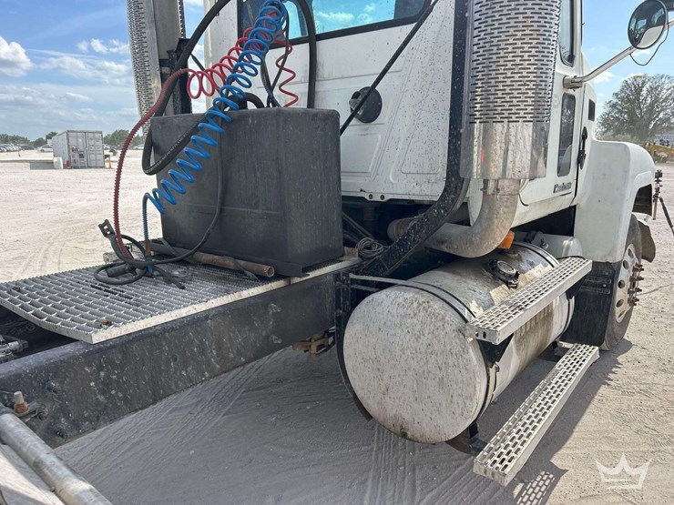 2005-mack-ch613-image-28