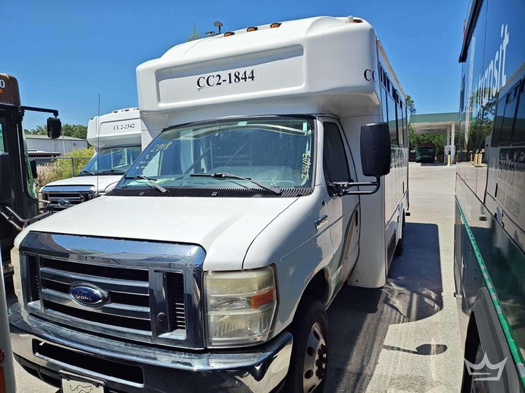 2017-ford-e450-image-1