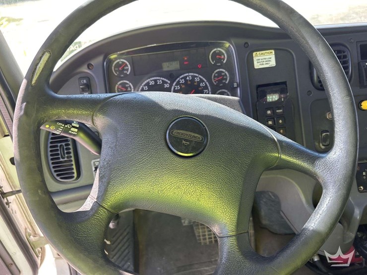 2010-freightliner-m2-106-image-13