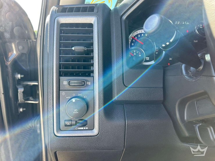 2022-ram-1500-classic-image-14