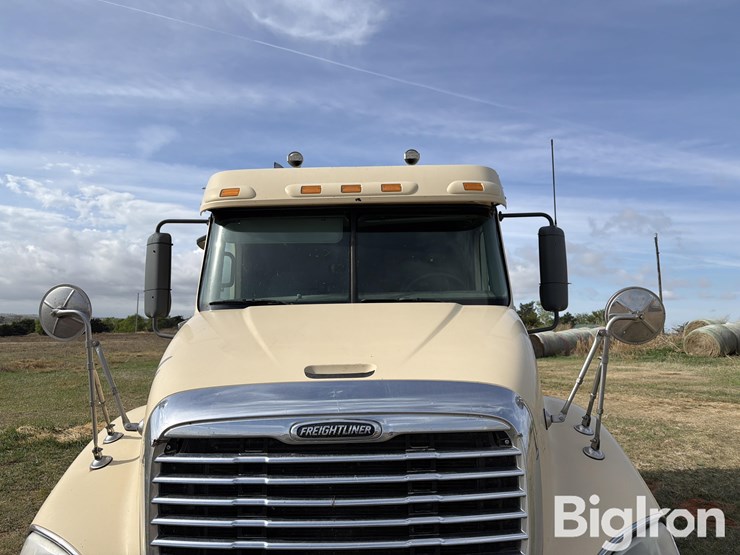 2007-freightliner-columbia-120-image-9