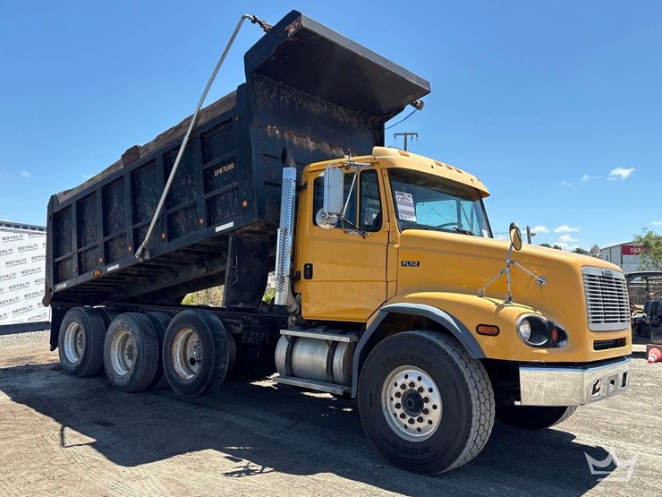 1999-freightliner-fl112-image-2