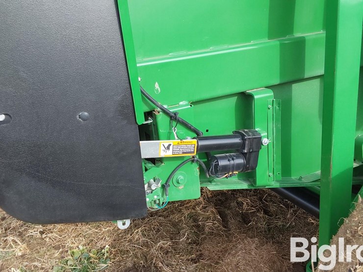 2023-john-deere-560m-image-15
