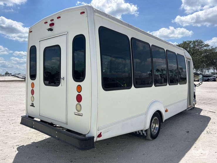 2013-ford-e450-image-3