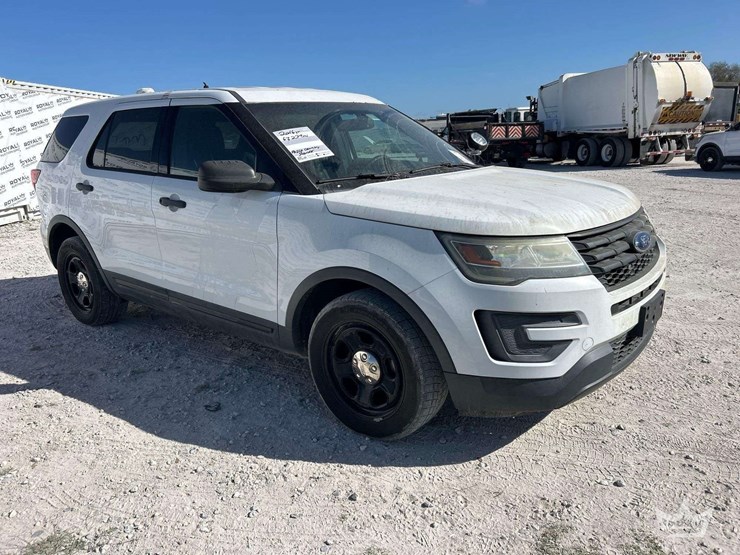 2016-ford-explorer-image-2