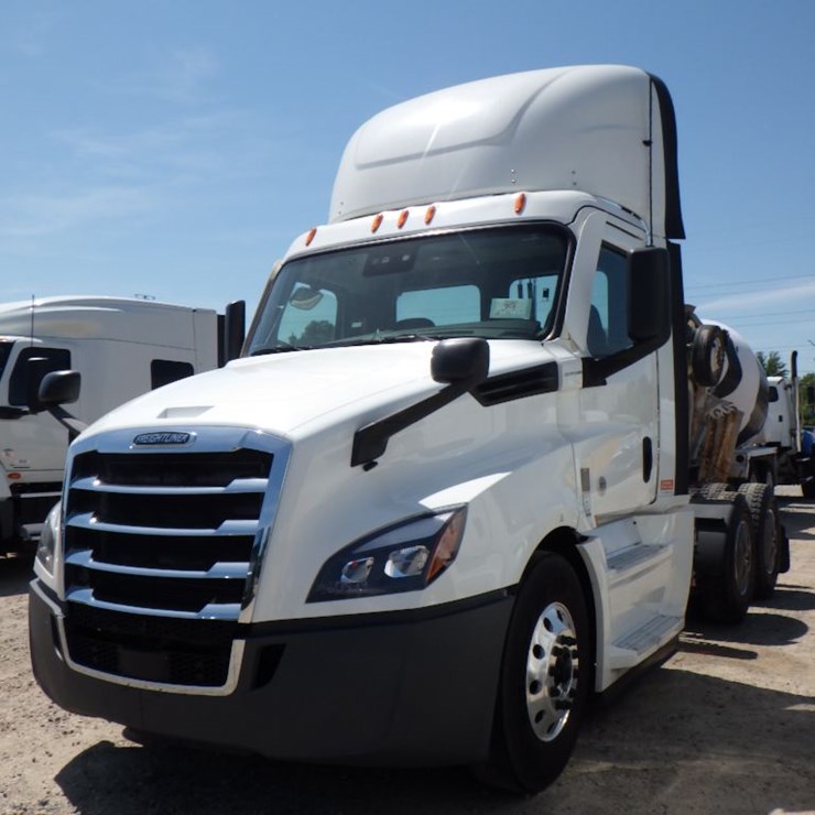 2020 FREIGHTLINER CASCADIA 126
