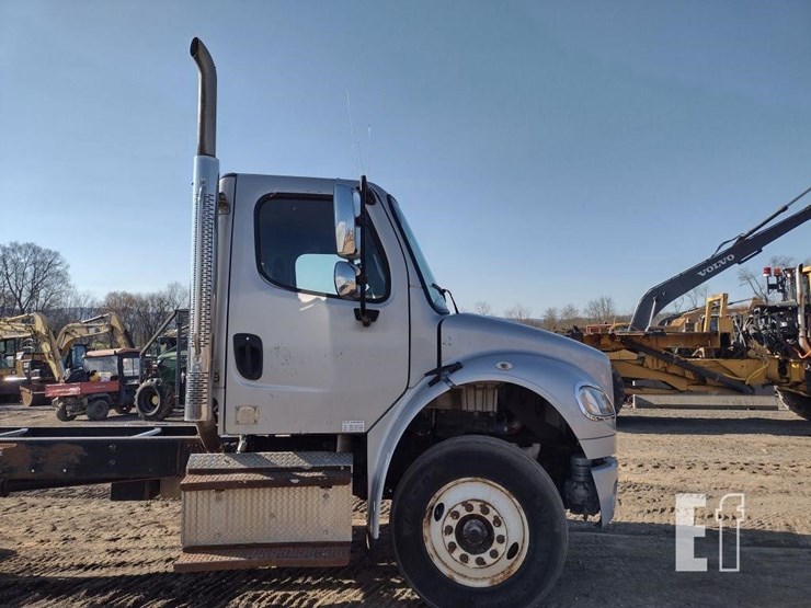 2015-freightliner-business-class-m2-106-image-31