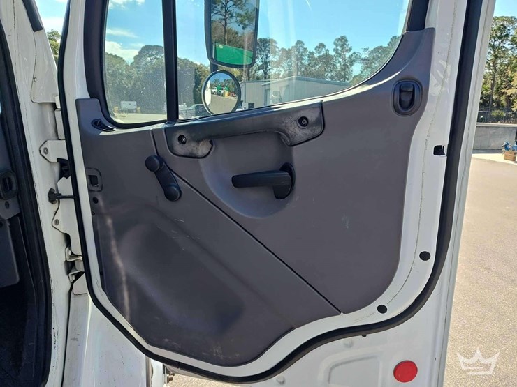 2016-freightliner-m2-106-image-31