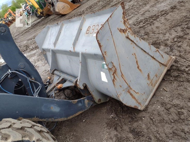 deere-204l-image-25