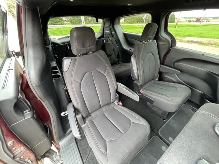 2018-chrysler-pacifica-image-39