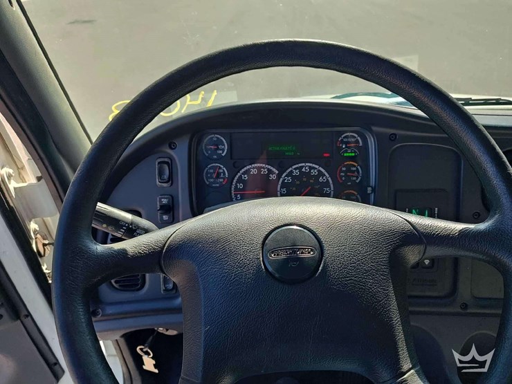 2016-freightliner-m2-106-image-19