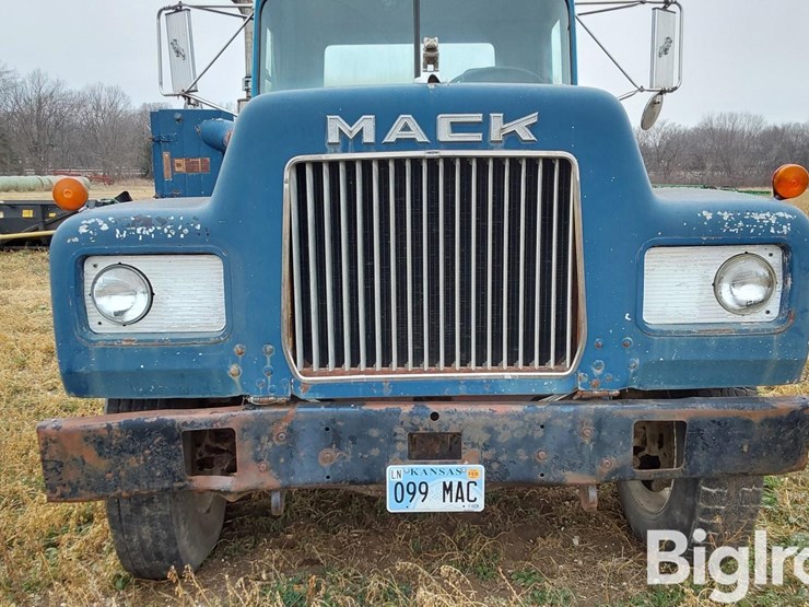 1974-mack-r600-image-12