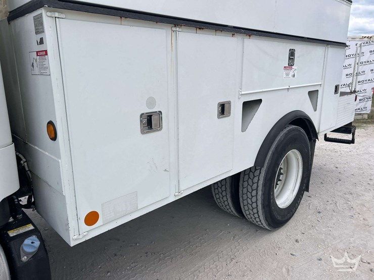2012-freightliner-m2-106-image-17
