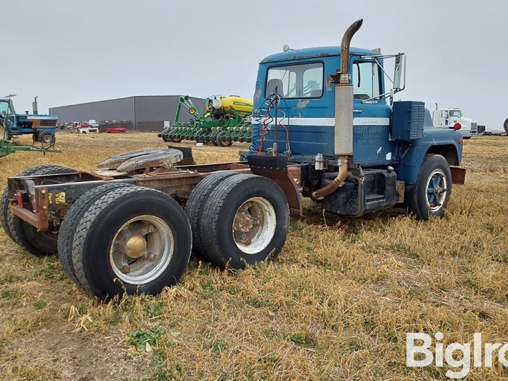 1974-mack-r600-image-5