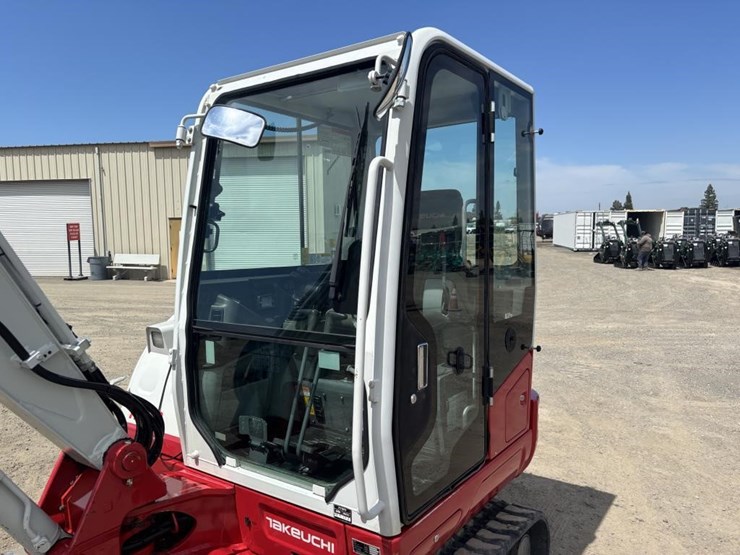 2020-takeuchi-tb240-image-24