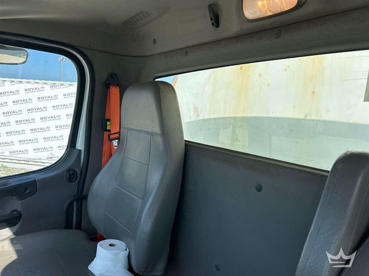 2019-freightliner-m2-106-image-18