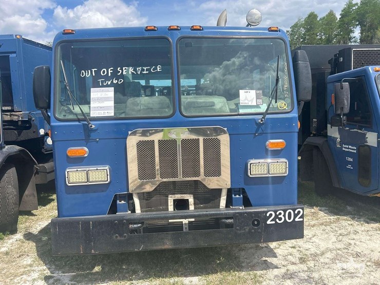 2015-peterbilt-320-image-22