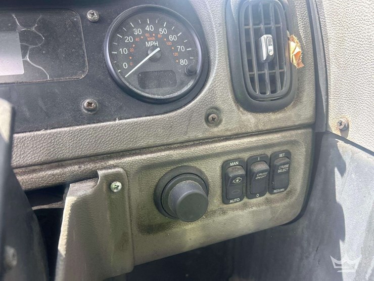 2015-peterbilt-320-image-12