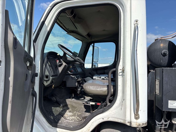 2007-freightliner-m2-106-image-35